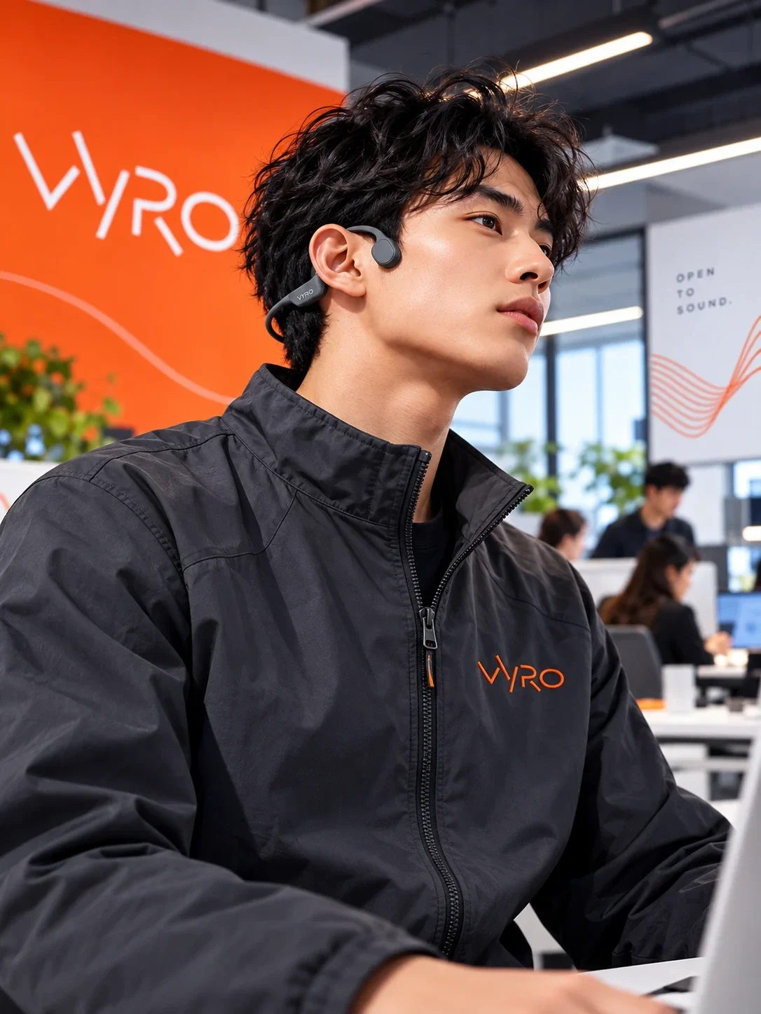 ژاکت کارکنان Vyro با نشان کوچک نارنجی